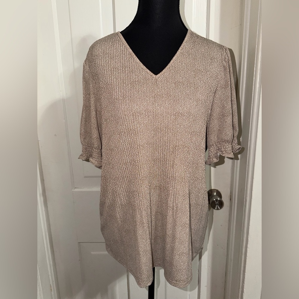 Women's‎ size small Adrianna Papell Beige V-Neck shirt top summer short sleeve